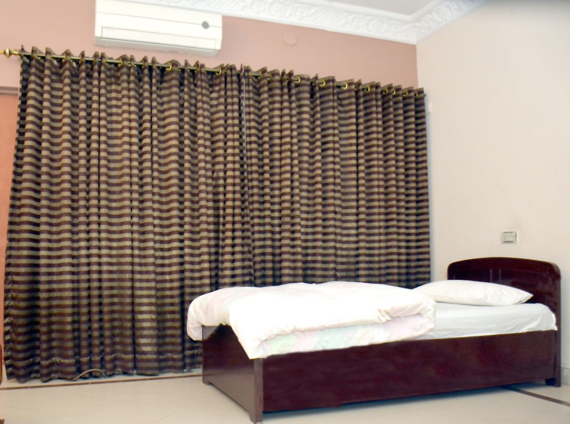 New Shelton Guest House อิสลามาบัด ภายนอก รูปภาพ
